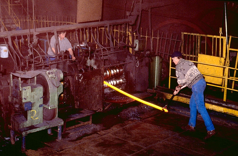 Laminoir : travail en cage de dégrossis. © Yves Sancey / Région Bourgogne-Franche-Comté, Inventaire du patrimoine - 1994