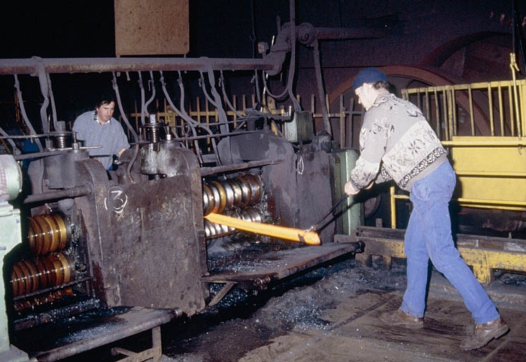 Laminoir : travail en cage de dégrossis. © Yves Sancey / Région Bourgogne-Franche-Comté, Inventaire du patrimoine - 1994