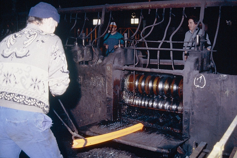Laminoir : travail en cage de dégrossis. © Yves Sancey / Région Bourgogne-Franche-Comté, Inventaire du patrimoine - 1994