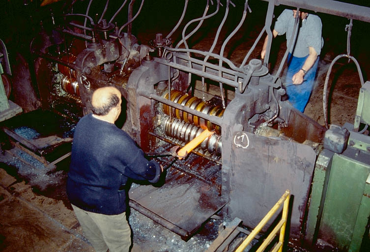 Laminoir : travail en cage de dégrossis. © Yves Sancey / Région Bourgogne-Franche-Comté, Inventaire du patrimoine - 1994