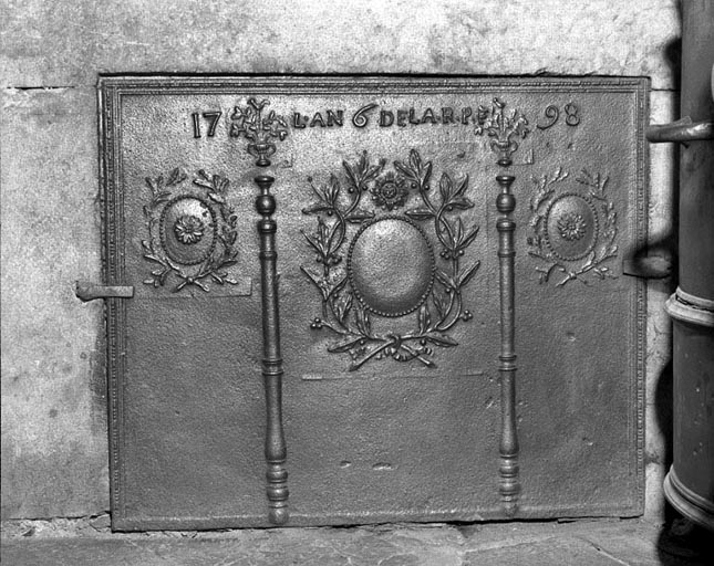 Intérieur, plaque de cheminée. © Jérôme Mongreville / Région Bourgogne-Franche-Comté, Inventaire du patrimoine - 1994
