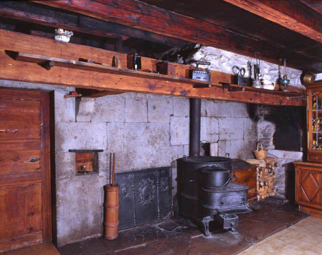 Intérieur de la cuisine, la cheminée. © Jérôme Mongreville / Région Bourgogne-Franche-Comté, Inventaire du patrimoine - 1994