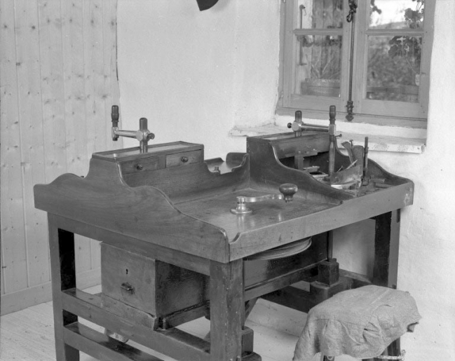 Le plateau et ses 2 postes de travail.Système moteur au premier plan. © Jérôme Mongreville / Région Bourgogne-Franche-Comté, Inventaire du patrimoine - 1994