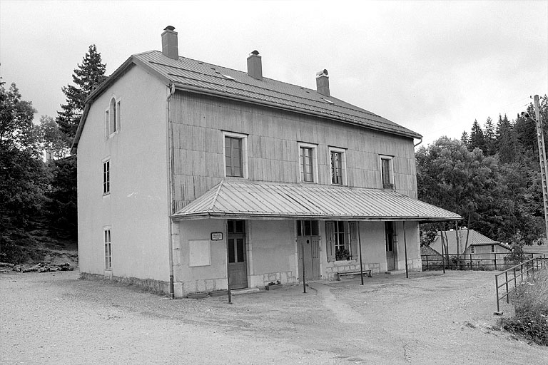 Façade antérieure et face gauche. © Jérôme Mongreville / Région Bourgogne-Franche-Comté, Inventaire du patrimoine - 1994