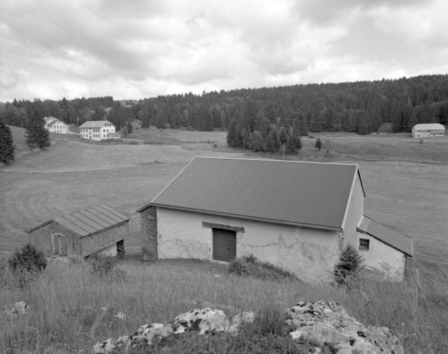 Façade postérieure avec resserre sur la gauche. © Jérôme Mongreville / Région Bourgogne-Franche-Comté, Inventaire du patrimoine - 1994