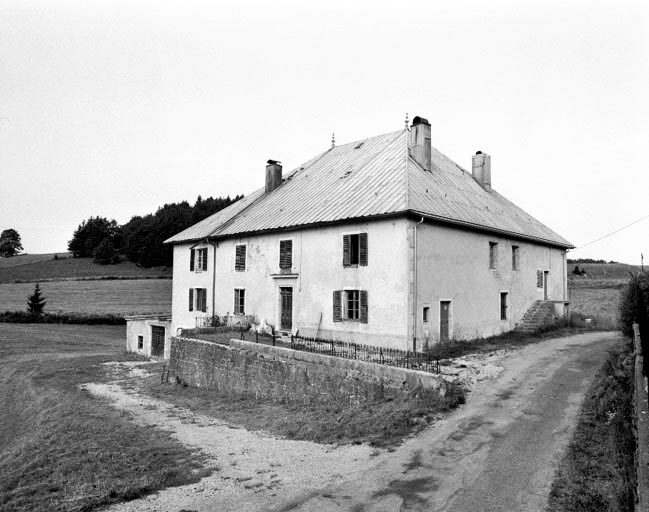 Façade antérieure vue de trois quarts. © Jérôme Mongreville / Région Bourgogne-Franche-Comté, Inventaire du patrimoine - 1994