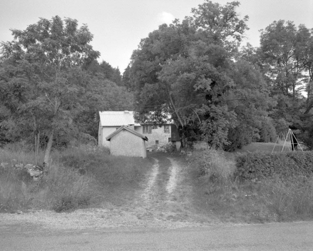 Vue générale de la ferme avec au premier-plan le fournil. © Jérôme Mongreville / Région Bourgogne-Franche-Comté, Inventaire du patrimoine - 1994