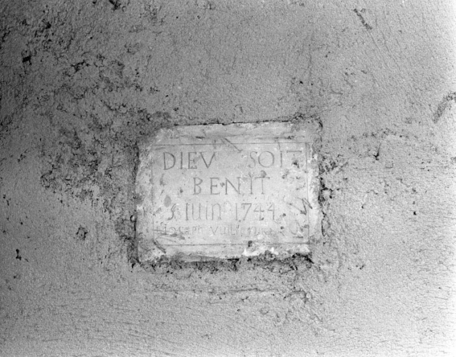 Détail de la plaque avec inscription au-dessus du linteau de l'accès au logis. © Jérôme Mongreville / Région Bourgogne-Franche-Comté, Inventaire du patrimoine - 1994 Détail de la plaque avec inscription au-dessus du linteau de l'accès au logis. © Jérôme Mongreville / Région Bourgogne-Franche-Comté, Inventaire du patrimoine - 1994