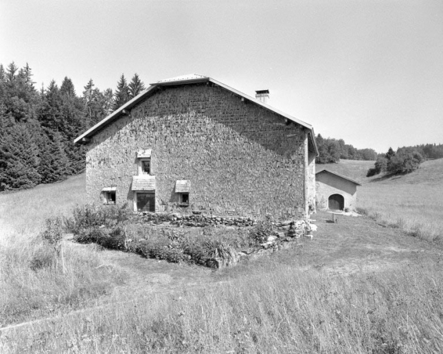 Face gauche recouverte d'un essentage de tavaillons. © Jérôme Mongreville / Région Bourgogne-Franche-Comté, Inventaire du patrimoine - 1994 Face gauche recouverte d'un essentage de tavaillons. © Jérôme Mongreville / Région Bourgogne-Franche-Comté, Inventaire du patrimoine - 1994