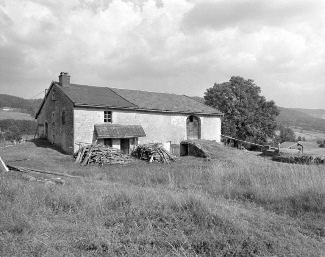 Façade postérieure de la ferme avec un accès à la grange haute et l'accès au logis de l'extension. © Jérôme Mongreville / Région Bourgogne-Franche-Comté, Inventaire du patrimoine - 1994