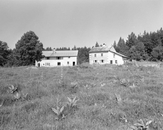 Vue générale de la ferme à gauche et de la maison de douaniers à droite. © Jérôme Mongreville / Région Bourgogne-Franche-Comté, Inventaire du patrimoine - 1994 Vue générale de la ferme à gauche et de la maison de douaniers à droite. © Jérôme Mongreville / Région Bourgogne-Franche-Comté, Inventaire du patrimoine - 1994