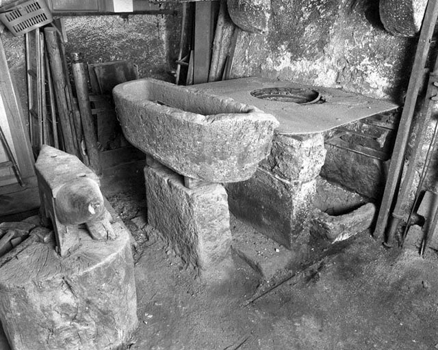 Intérieur de la forge, le foyer, l'enclume, le cendrier, la pierre à eau. © Jérôme Mongreville / Région Bourgogne-Franche-Comté, Inventaire du patrimoine - 1994