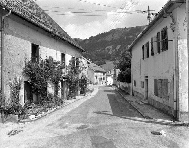 La rue principale. © Jérôme Mongreville / Région Bourgogne-Franche-Comté, Inventaire du patrimoine - 1994