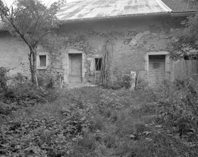 Façade nord-ouest, arrière de la partie utilisée comme ferme. © Jérôme Mongreville / Région Bourgogne-Franche-Comté, Inventaire du patrimoine - 1994