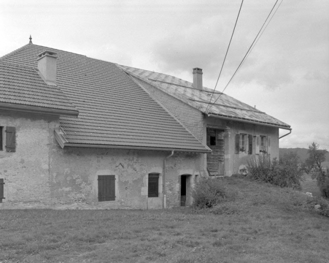 Façade sud-est, vue rapprochée avec trace du réhaussement de la partie occupée aujourd'hui par la ferme. © Jérôme Mongreville / Région Bourgogne-Franche-Comté, Inventaire du patrimoine - 1994