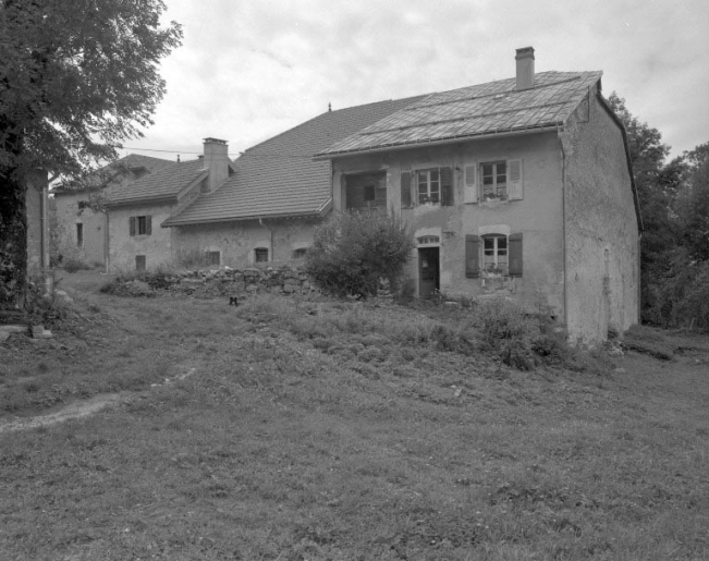 Ensemble de la façade sud-est avec à l'extrême droite la partie de l'édifice utilisée comme ferme aujourd'hui. © Jérôme Mongreville / Région Bourgogne-Franche-Comté, Inventaire du patrimoine - 1994
