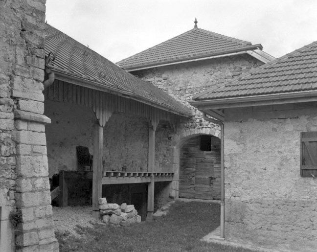 Accès à la grange avec en contrebas un accès à une cave. © Jérôme Mongreville / Région Bourgogne-Franche-Comté, Inventaire du patrimoine - 1994
