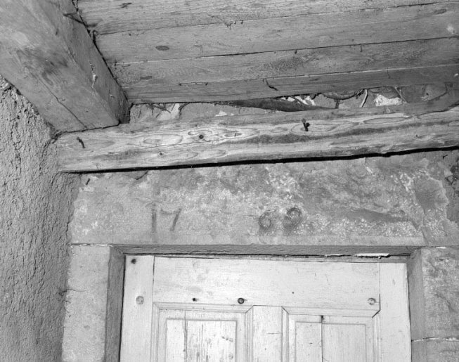 Porte d'accès au logis. © Jérôme Mongreville / Région Bourgogne-Franche-Comté, Inventaire du patrimoine - 1994 Porte d'accès au logis. © Jérôme Mongreville / Région Bourgogne-Franche-Comté, Inventaire du patrimoine - 1994