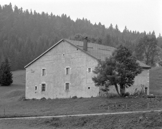 Face droite et façade postérieure. © Jérôme Mongreville / Région Bourgogne-Franche-Comté, Inventaire du patrimoine - 1994 Face droite et façade postérieure. © Jérôme Mongreville / Région Bourgogne-Franche-Comté, Inventaire du patrimoine - 1994