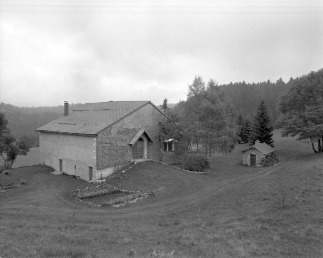 Façade postérieure et face gauche recouverte d'un essentage de tavaillons, le fournil est à droite. © Jérôme Mongreville / Région Bourgogne-Franche-Comté, Inventaire du patrimoine - 1994 Façade postérieure et face gauche recouverte d'un essentage de tavaillons, le fournil est à droite. © Jérôme Mongreville / Région Bourgogne-Franche-Comté, Inventaire du patrimoine - 1994