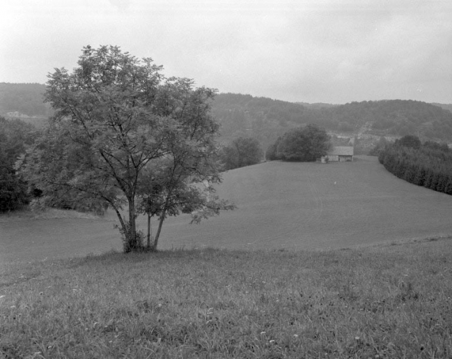 Vue de la ferme dans le paysage. © Jérôme Mongreville / Région Bourgogne-Franche-Comté, Inventaire du patrimoine - 1994 Vue de la ferme dans le paysage. © Jérôme Mongreville / Région Bourgogne-Franche-Comté, Inventaire du patrimoine - 1994