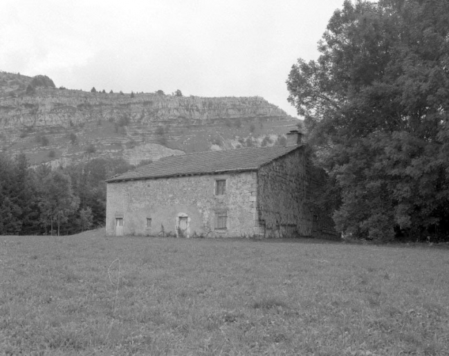Façade postérieure et face gauche recouverte d'un essentage de tavaillons. © Jérôme Mongreville / Région Bourgogne-Franche-Comté, Inventaire du patrimoine - 1994 Façade postérieure et face gauche recouverte d'un essentage de tavaillons. © Jérôme Mongreville / Région Bourgogne-Franche-Comté, Inventaire du patrimoine - 1994