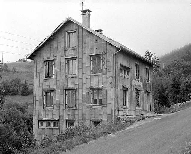 Façade antérieure et face gauche, recouvertes d'un essentage de feuilles de zinc. © Jérôme Mongreville / Région Bourgogne-Franche-Comté, Inventaire du patrimoine - 1994