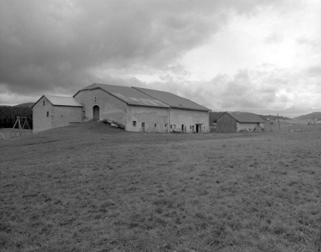 Façade postérieure des deux fermes mitoyennes. © Jérôme Mongreville / Région Bourgogne-Franche-Comté, Inventaire du patrimoine - 1994
