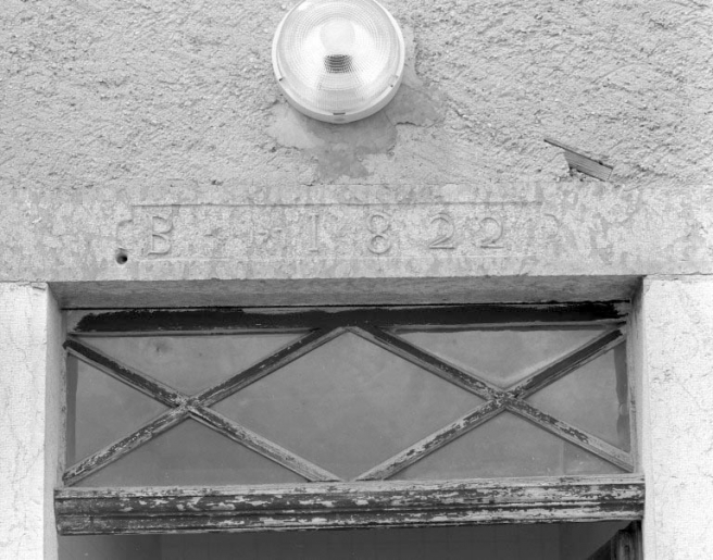 Le linteau de la porte d'entrée. © Jérôme Mongreville / Région Bourgogne-Franche-Comté, Inventaire du patrimoine - 1994