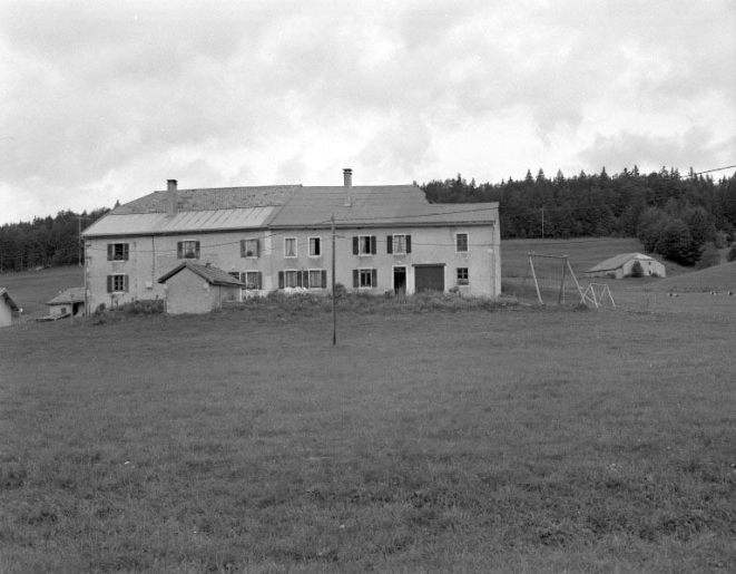 Vue générale des deux fermes mitoyennes et du fournil. © Jérôme Mongreville / Région Bourgogne-Franche-Comté, Inventaire du patrimoine - 1994