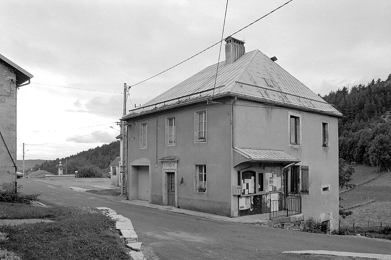 Façade antérieure et face latérale droite. © Jérôme Mongreville / Région Bourgogne-Franche-Comté, Inventaire du patrimoine - 1994 Façade antérieure et face latérale droite. © Jérôme Mongreville / Région Bourgogne-Franche-Comté, Inventaire du patrimoine - 1994
