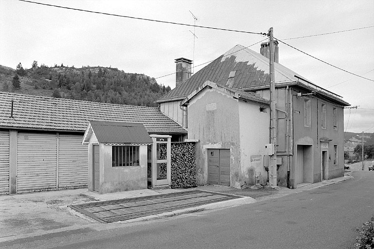 Façade antérieure et face latérale gauche. © Jérôme Mongreville / Région Bourgogne-Franche-Comté, Inventaire du patrimoine - 1994 Façade antérieure et face latérale gauche. © Jérôme Mongreville / Région Bourgogne-Franche-Comté, Inventaire du patrimoine - 1994