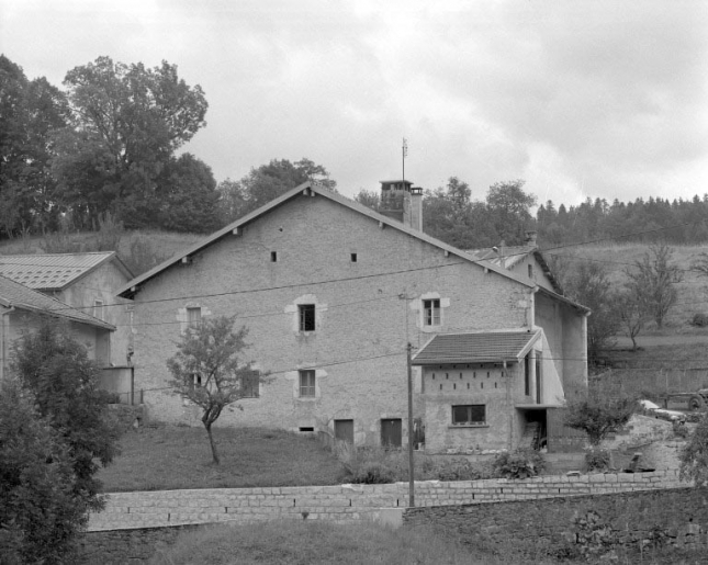 Face gauche et accès à l'étage de soubassement. © Jérôme Mongreville / Région Bourgogne-Franche-Comté, Inventaire du patrimoine - 1994 Face gauche et accès à l'étage de soubassement. © Jérôme Mongreville / Région Bourgogne-Franche-Comté, Inventaire du patrimoine - 1994