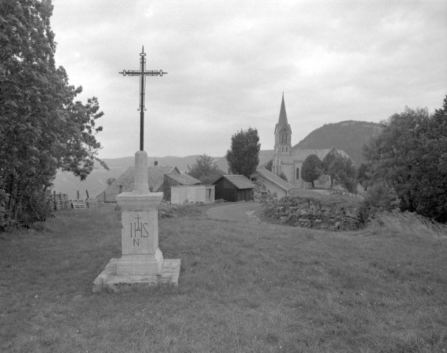 Vue générale de la croix avec en arrière plan l'église de Choux. © Jérôme Mongreville / Région Bourgogne-Franche-Comté, Inventaire du patrimoine - 1994