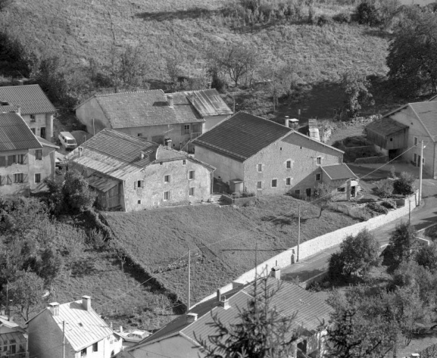 Vue depuis le haut, face gauche et façade postérieure. © Yves Sancey / Région Bourgogne-Franche-Comté, Inventaire du patrimoine - 1994 Vue depuis le haut, face gauche et façade postérieure. © Yves Sancey / Région Bourgogne-Franche-Comté, Inventaire du patrimoine - 1994