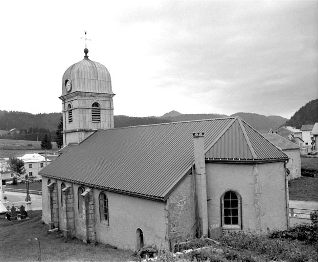 Extérieur : l'abside vue de trois quarts. © Yves Sancey / Région Bourgogne-Franche-Comté, Inventaire du patrimoine - 1994