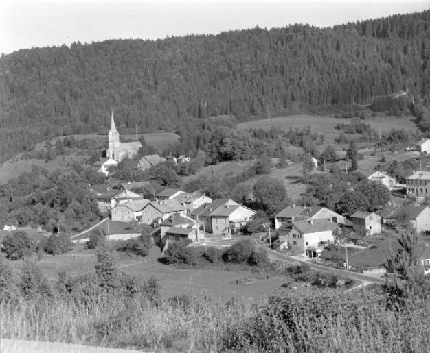 Vue générale du village en allant au Rosset. © Yves Sancey / Région Bourgogne-Franche-Comté, Inventaire du patrimoine - 1994
