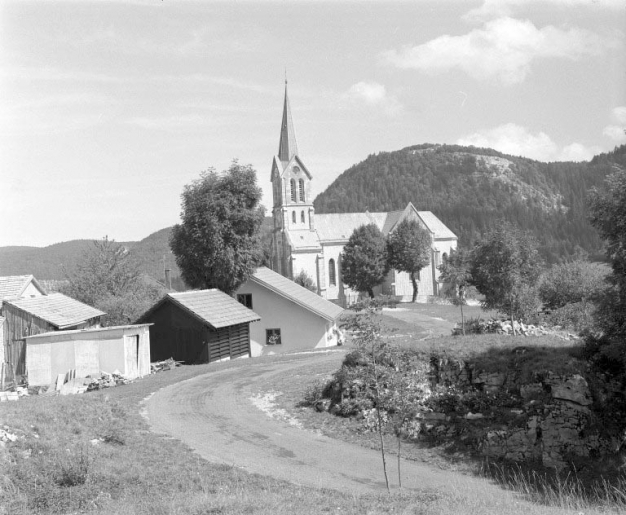Extérieur : vue de situation depuis le sud-ouest. © Yves Sancey / Région Bourgogne-Franche-Comté, Inventaire du patrimoine - 1994 Extérieur : vue de situation depuis le sud-ouest. © Yves Sancey / Région Bourgogne-Franche-Comté, Inventaire du patrimoine - 1994