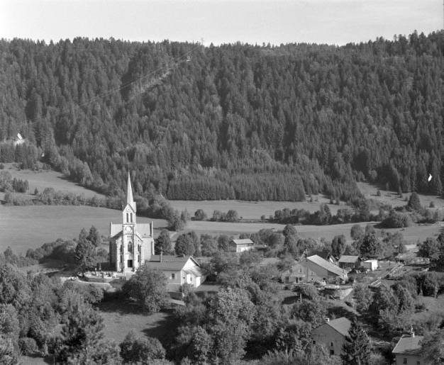 Vue de situation depuis l'ouest. © Yves Sancey / Région Bourgogne-Franche-Comté, Inventaire du patrimoine - 1994 Vue de situation depuis l'ouest. © Yves Sancey / Région Bourgogne-Franche-Comté, Inventaire du patrimoine - 1994