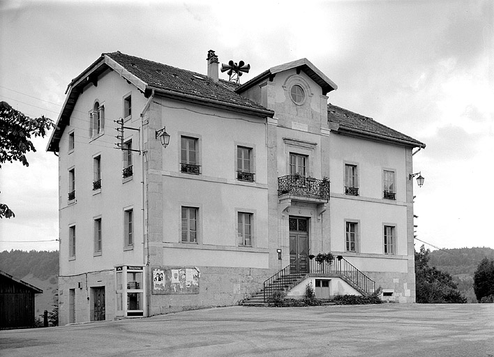 Façade antérieure et face droite. © Yves Sancey / Région Bourgogne-Franche-Comté, Inventaire du patrimoine - 1994 Façade antérieure et face droite. © Yves Sancey / Région Bourgogne-Franche-Comté, Inventaire du patrimoine - 1994