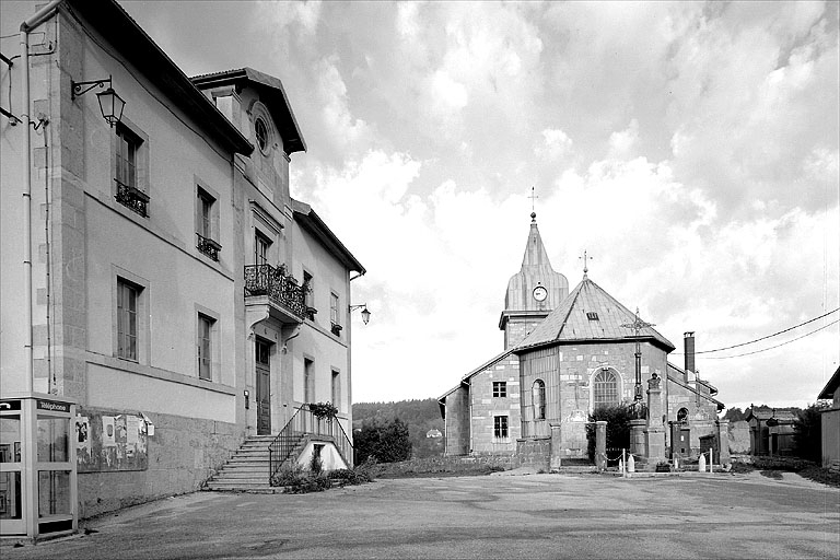 Extérieur : l'église et la mairie-école vues depuis la place. © Yves Sancey / Région Bourgogne-Franche-Comté, Inventaire du patrimoine - 1994 Extérieur : l'église et la mairie-école vues depuis la place. © Yves Sancey / Région Bourgogne-Franche-Comté, Inventaire du patrimoine - 1994