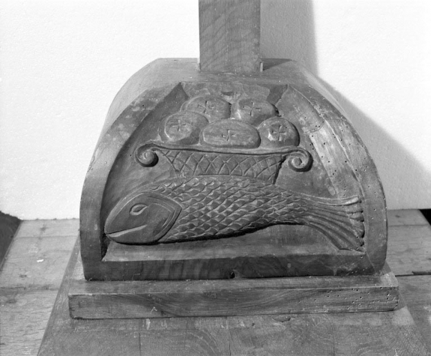 Détail : le décor à la base de la croix. © Yves Sancey / Région Bourgogne-Franche-Comté, Inventaire du patrimoine - 1994 Détail : le décor à la base de la croix. © Yves Sancey / Région Bourgogne-Franche-Comté, Inventaire du patrimoine - 1994