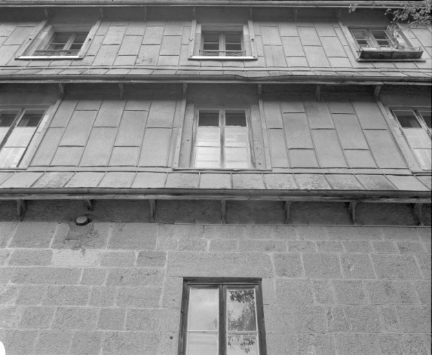 Détail des auvents en zinc de la façade postérieure. © Yves Sancey / Région Bourgogne-Franche-Comté, Inventaire du patrimoine - 1994 Détail des auvents en zinc de la façade postérieure. © Yves Sancey / Région Bourgogne-Franche-Comté, Inventaire du patrimoine - 1994