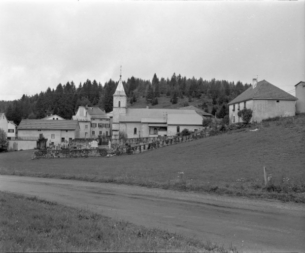 Vue de situation depuis le sud. © Yves Sancey / Région Bourgogne-Franche-Comté, Inventaire du patrimoine - 1994