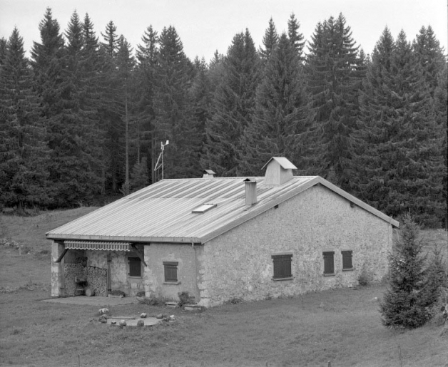 Façade antérieure et face droite. © Yves Sancey / Région Bourgogne-Franche-Comté, Inventaire du patrimoine - 1994