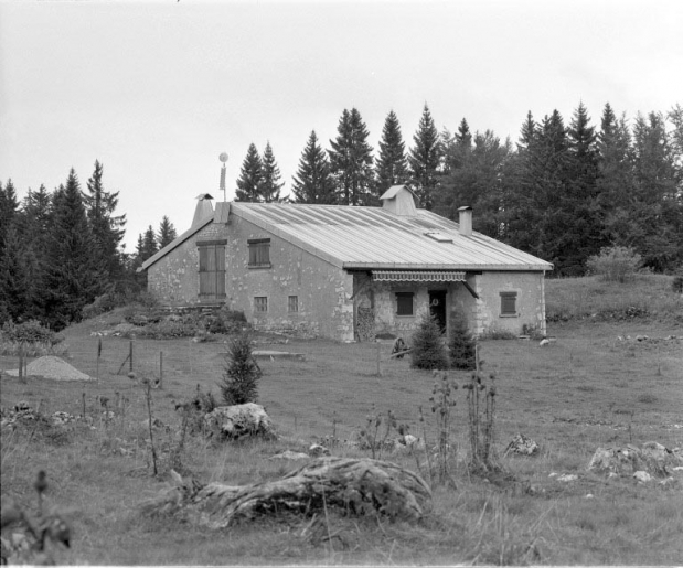 Façade antérieure et face gauche. © Yves Sancey / Région Bourgogne-Franche-Comté, Inventaire du patrimoine - 1994