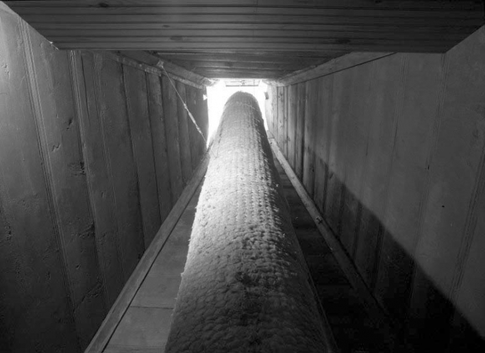 Intérieur du conduit de la cheminée en bois, un nouveau conduit isolé a été ajouté pour la cheminée actuelle. © Yves Sancey / Région Bourgogne-Franche-Comté, Inventaire du patrimoine - 1994