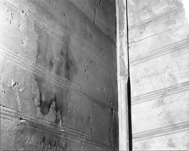 Intérieur du conduit de la cheminée en bois, détail du départ des montants verticaux dans lesquels viennent s'encastrer les planches horizontales. © Yves Sancey / Région Bourgogne-Franche-Comté, Inventaire du patrimoine - 1994
