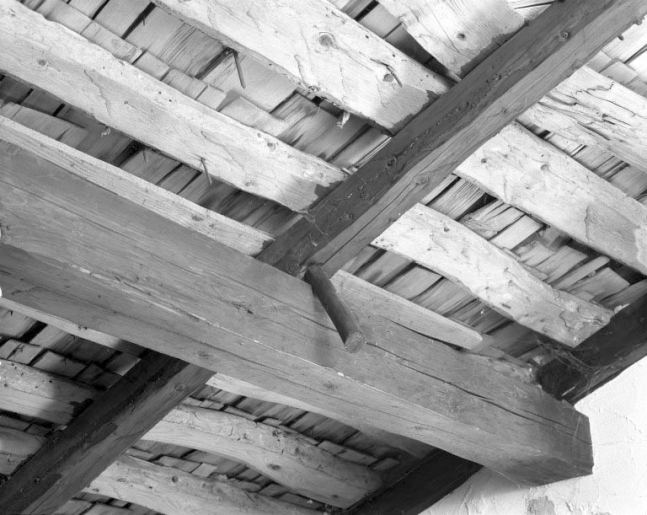 Détail d'une cheville en bois empêchant les chevrons de glisser. © Yves Sancey / Région Bourgogne-Franche-Comté, Inventaire du patrimoine - 1994