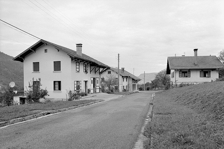 Rue principale, en allant vers Villard Saint Sauveur. © Jérôme Mongreville / Région Bourgogne-Franche-Comté, Inventaire du patrimoine - 1994